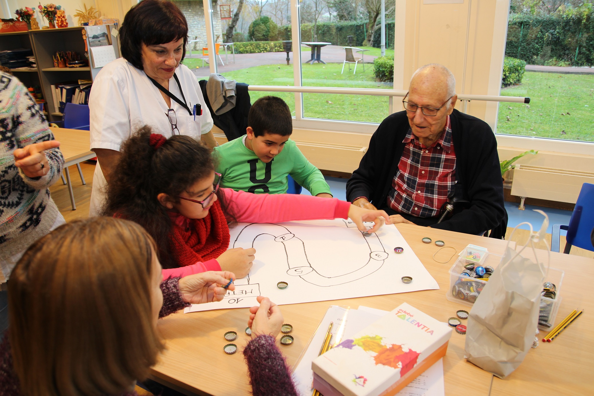Jóvenes escolares de Getxo aprenden los juegos infantiles tradicionales a través de los mayores del Centro de Día